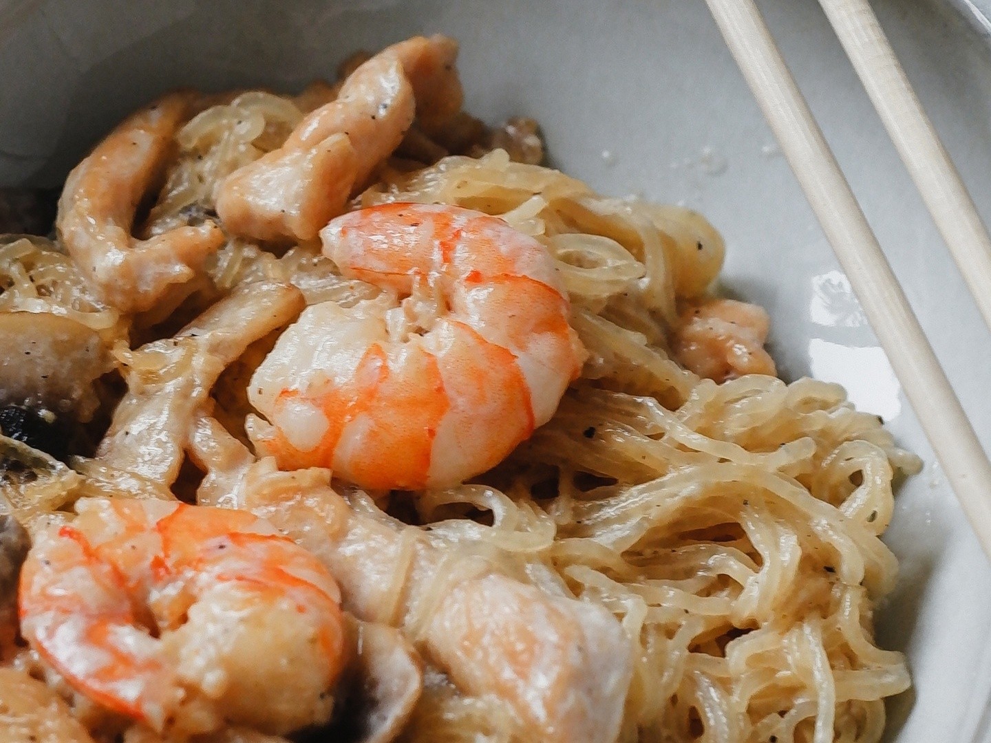 Фунчоза с креветками и курицей