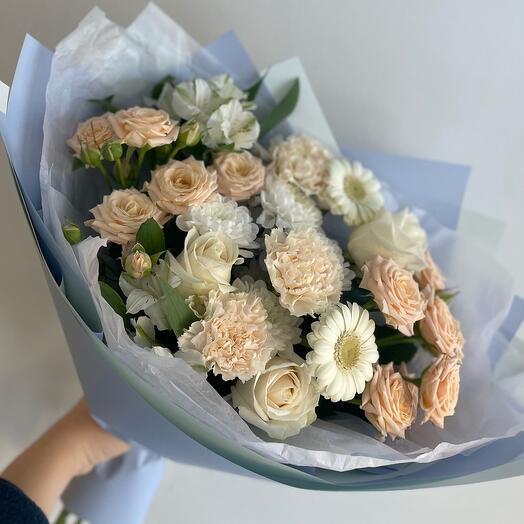 Сборный букет в кремовых оттенках