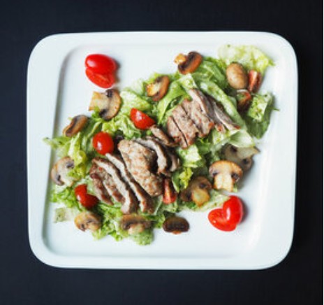 Салат из телятины с шампиньонами на гриле