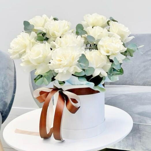 Композиция из белых роз и эвкалипта