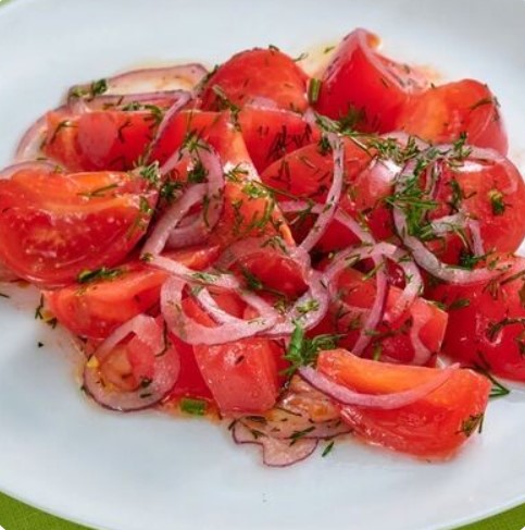 Салат из томатов с луком и ароматным маслом