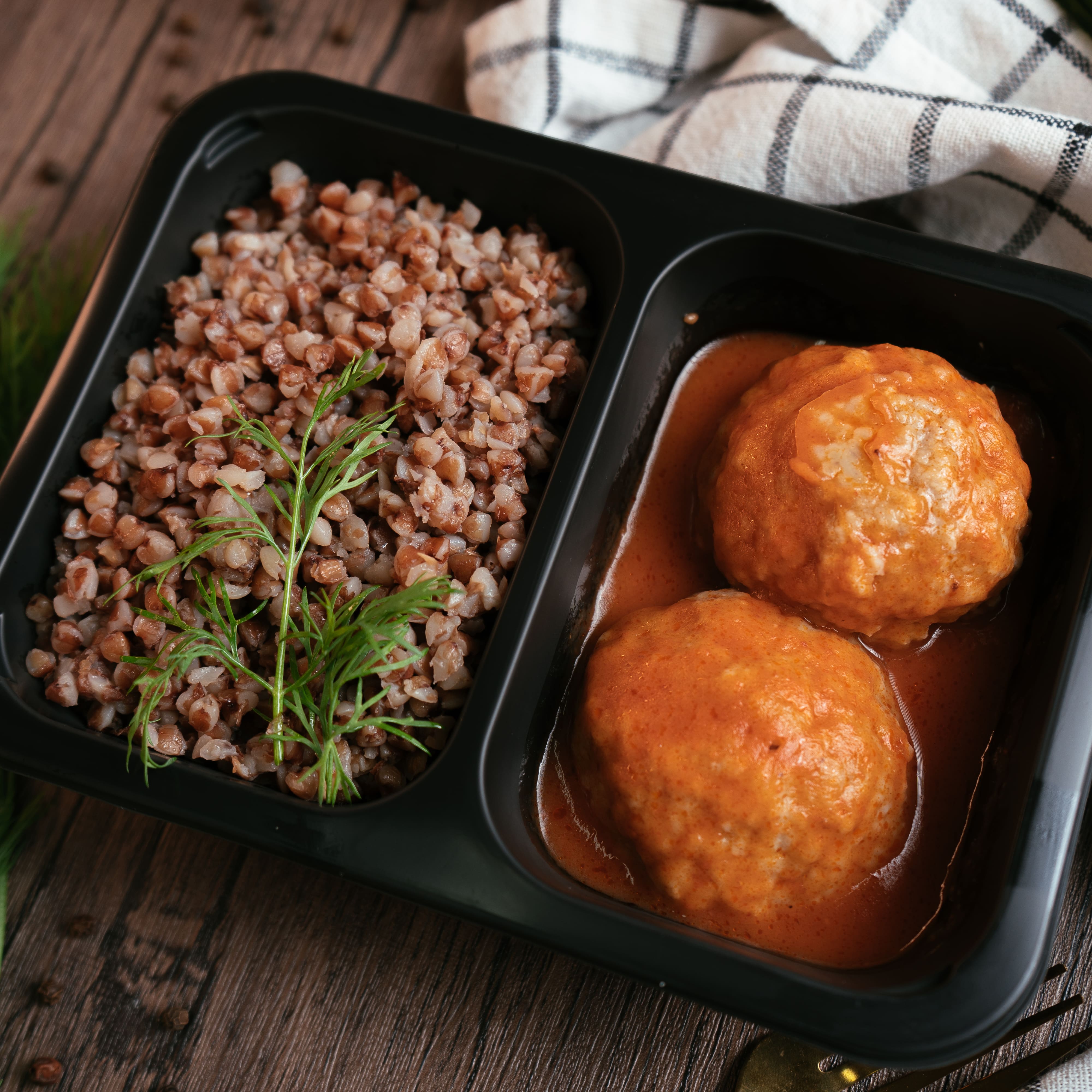 Комбо гречка с тефтелями и соусом 370 гр.