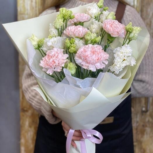 Букет из лизиантуса и диантуса