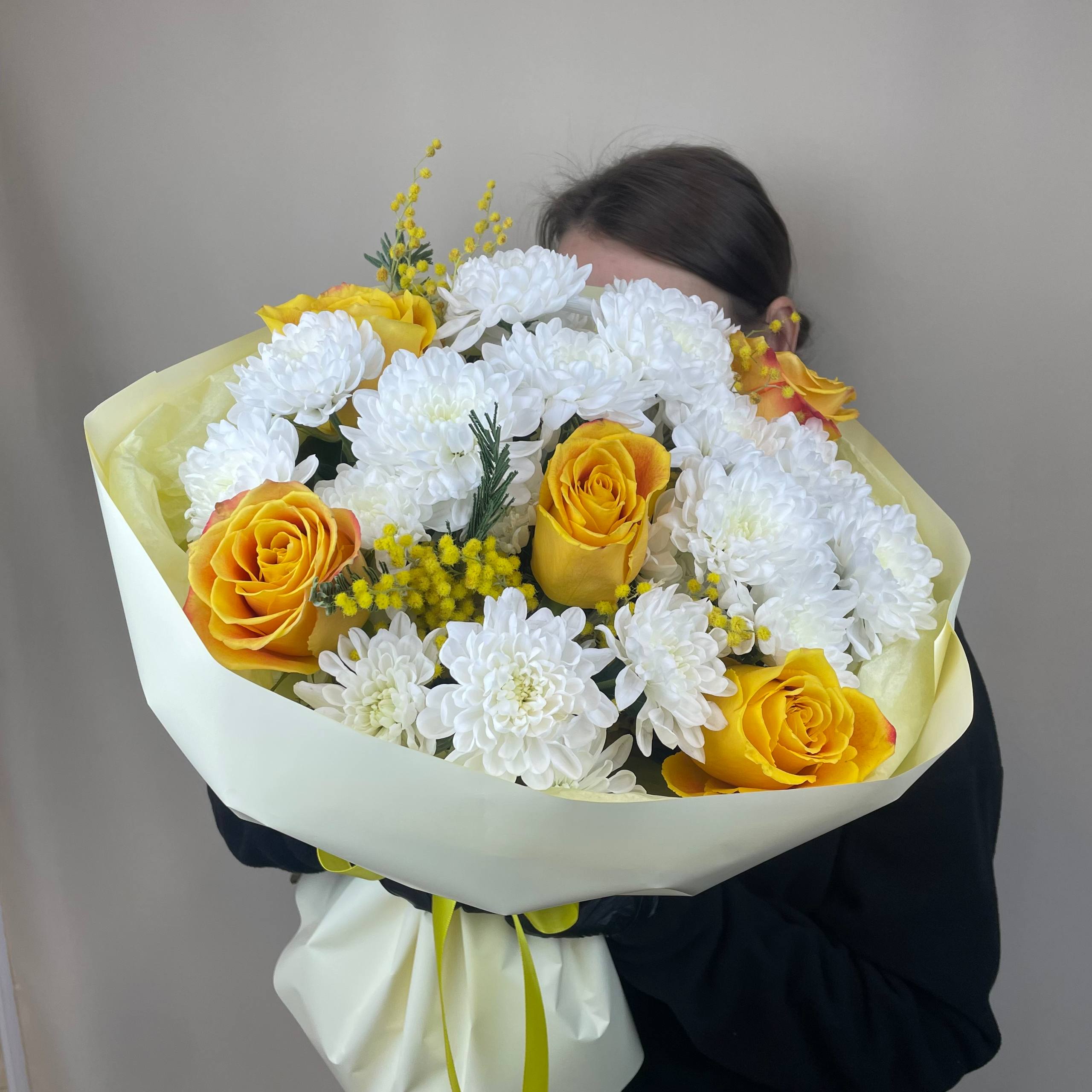 Букет из кустовой хризантемы, розы и мимозы