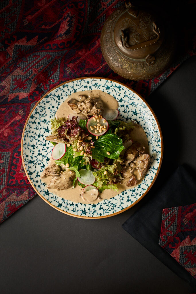 Салат с томленой куриной печенью