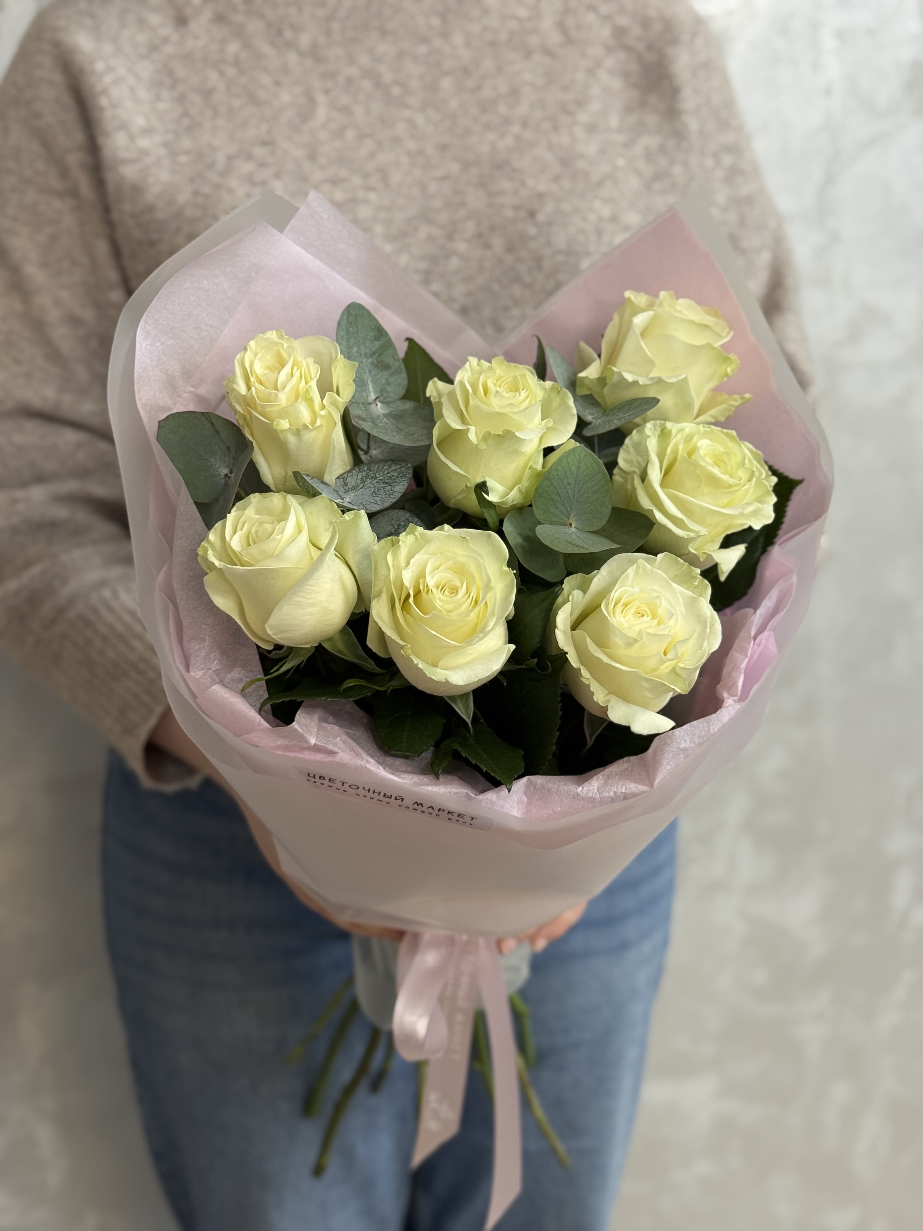 Дуо-букет из белых роз с эвкалиптом