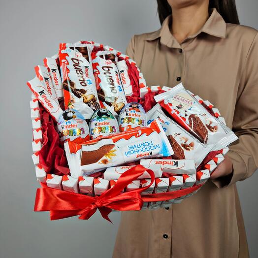 Сердце из киндеров сладкий подарок