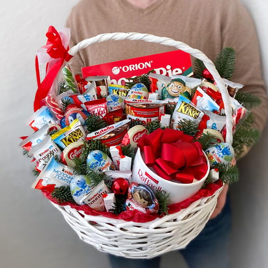 Сладкий подарок киндеры в корзинке