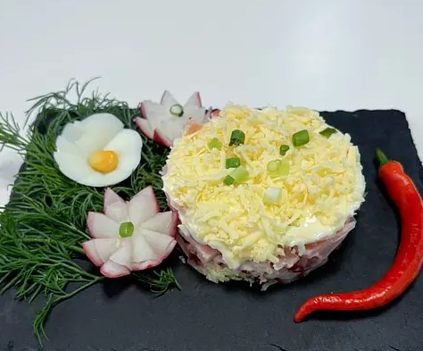 Салат с ветчиной, редисом и сыром