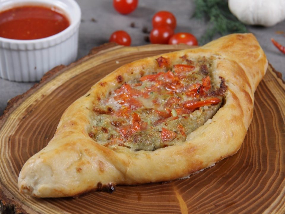 Хачапури с мясом птицы и помидором