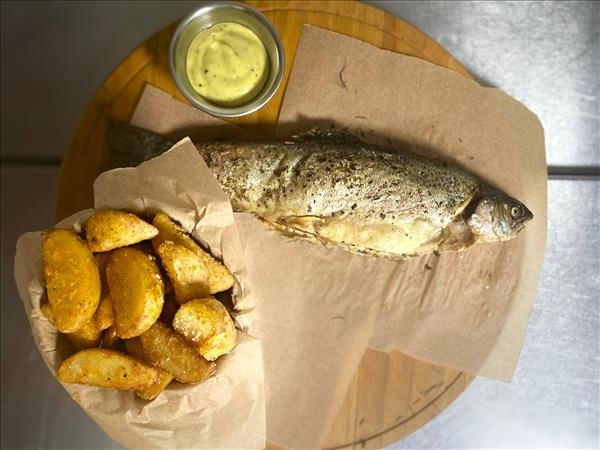Форель, запеченная, с картофельными дольками