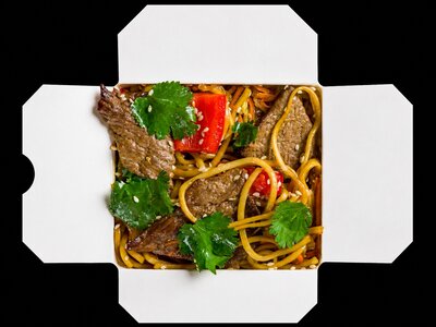 По-китайски с говядиной с яичной лапшой