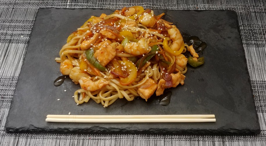 Udon с лососем и кревет.в соусе Манго-чили